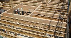 国産カラマツLVLを用いたI形梁の施工 国産カラマツLNLを用いたI形梁の施工