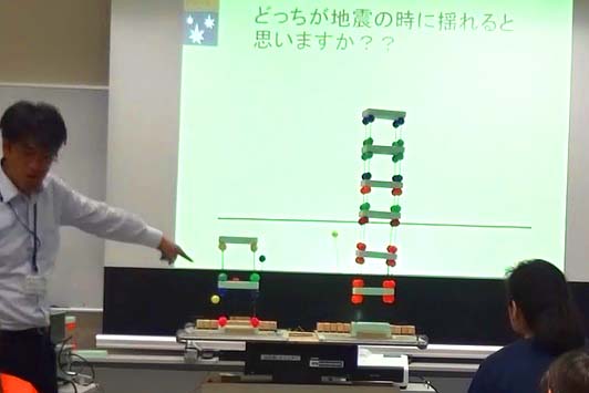 実験の様子（低い方が揺れる地震波もある）
