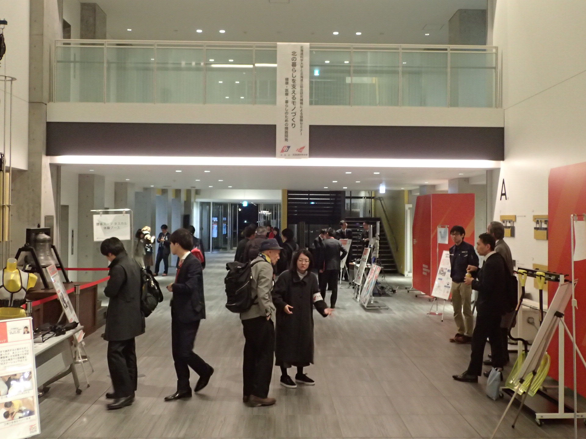 展示品紹介の様子