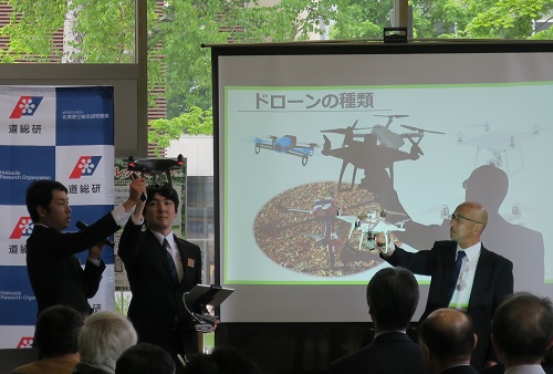 セミナーの様子(ドローンの説明)
