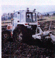 トラクタ-による秋耕作業