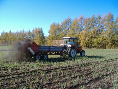 写真:堆肥散布の様子