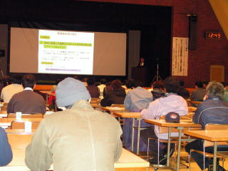 酪農新技術の紹介をしている写真